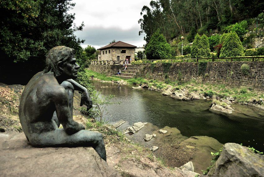Estatua dedicada al hombre pez, en Liérganes