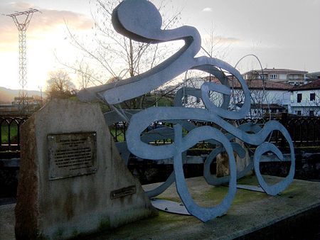 Monumento a Vicente Trueba en La Cavada