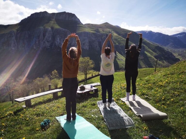 Yoga en los exteriores de la cabaña con encanto Ancosa