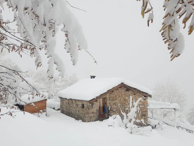 Cabaña de piedra nevada en los Valles Pasiegos, alojamiento rural de Cabañas con Encanto.